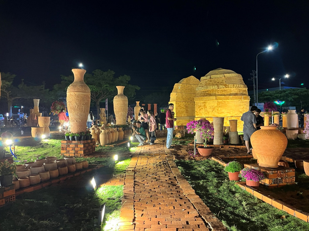 Red Pottery Park becomes sparkling and magical under the lights